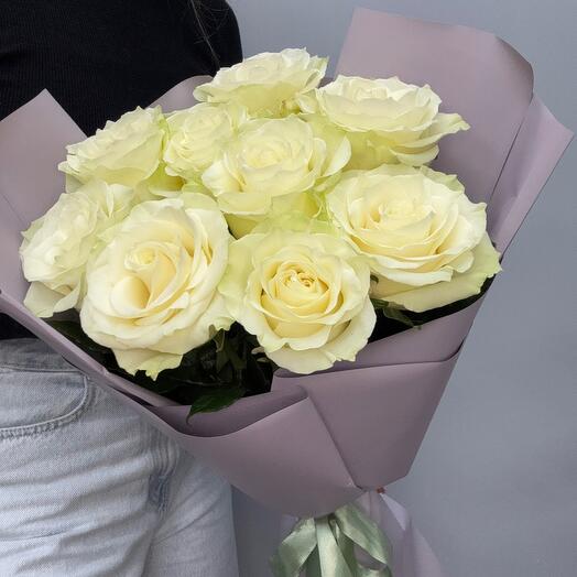 Букет из 9 белых роз в оформлении
