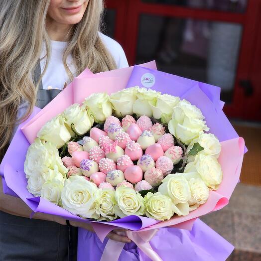 Букет из 35 клубничек и 21 розы
