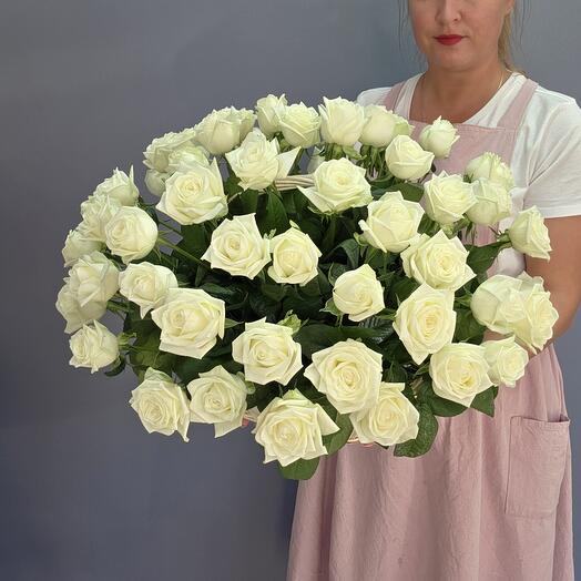 59 белых роз в корзине