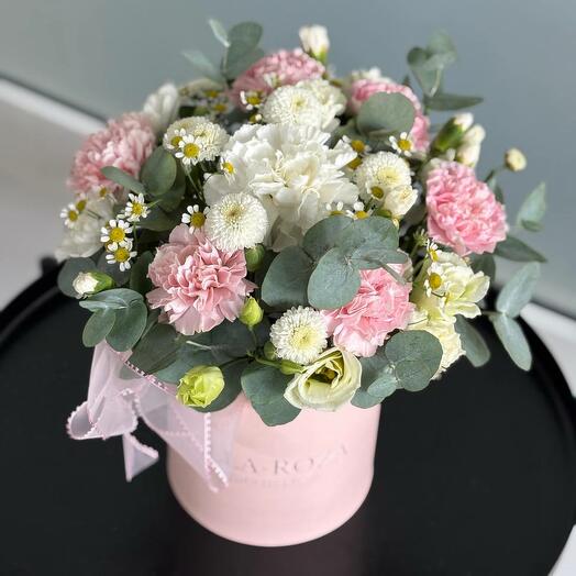 Шляпная коробка из диантусов