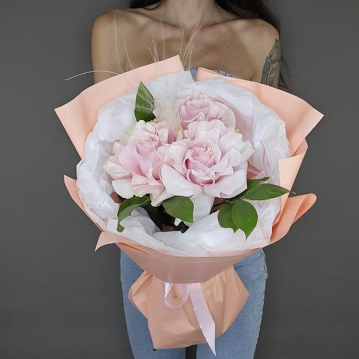 Нежный букет из трёх французских роз Пинк Мондиаль, ковыль