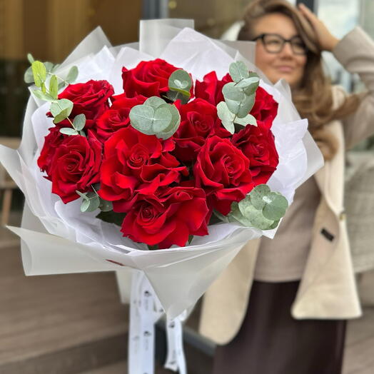 Авторский моно букет из алых роз