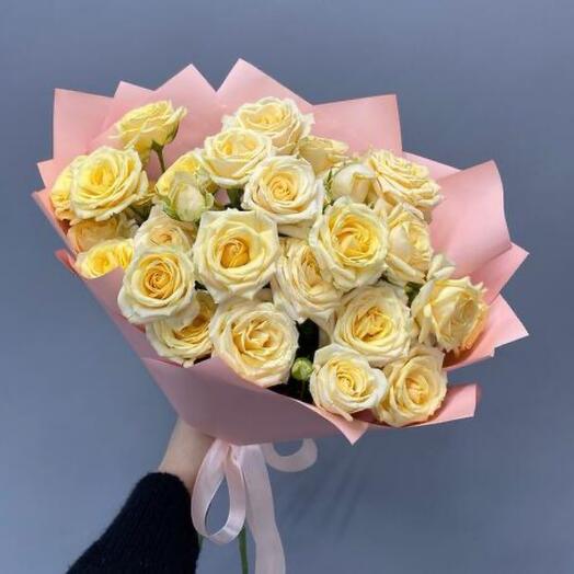 5 кустовых роз в упаковке