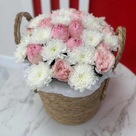 Корзина с пионовидными розами