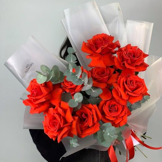 Букет с французскими алыми розами и эвкалиптом от XOFLOWERS