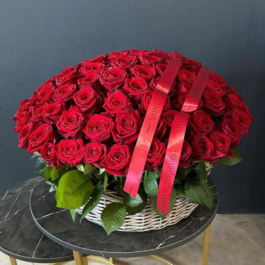 101 роза в корзине