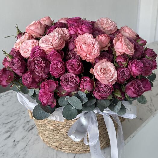 Корзина с кустовыми пионовидными розами «Черничный сорбет»
