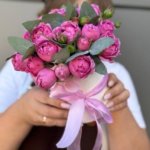 BOUQUET 034. Небольшой комплимент.Кустовая пионовидная роза Мисти баблс с эвкалиптом в коробочке