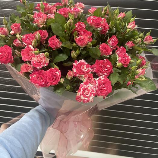 Букет из бело-красных кустовых роз