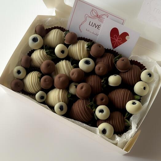Strawberries in premium milk and white chocolate, 12 pcs