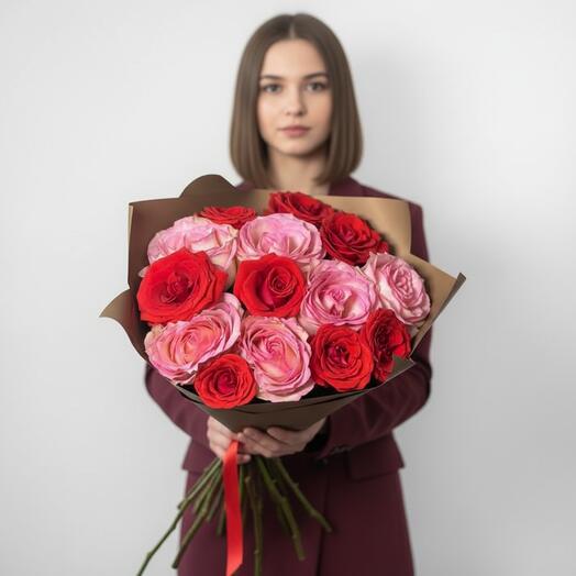 Микс из 15 роз в коричневой упаковке