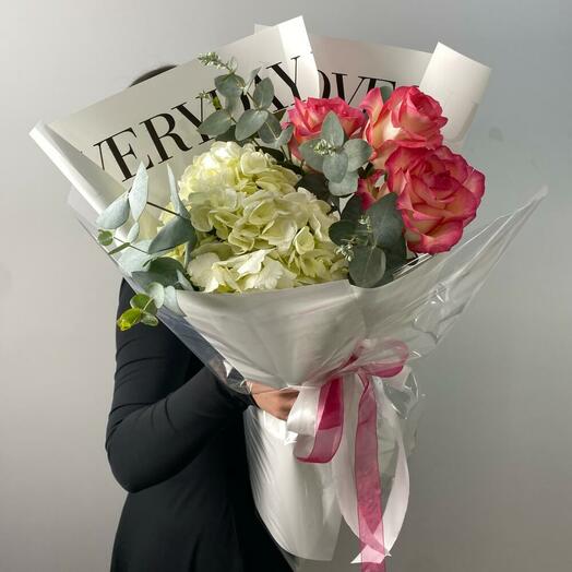 Букет-комплимент с гортензией и розами