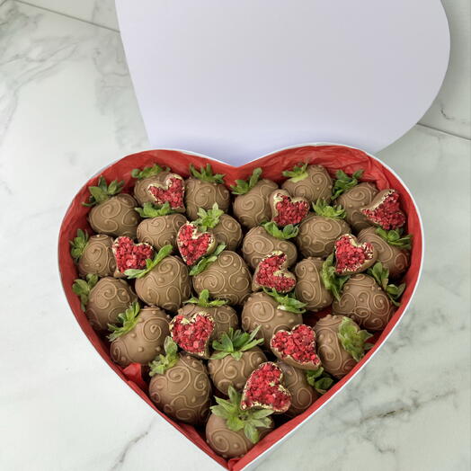 Коробка-сердце с клубникой в шоколаде Офелия (24 см)