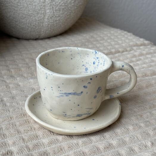 Керамическое блюдце с чашкой