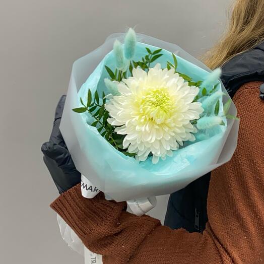 Букет комплимент из хризантемы и лагурусов