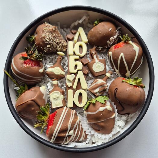 Клубника в шоколаде "Люблю"