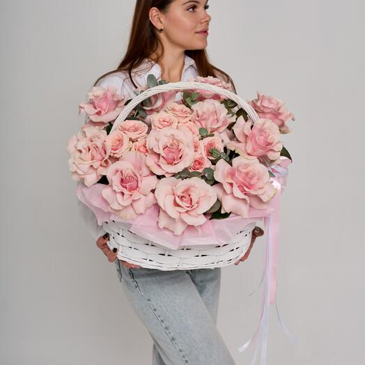 Корзина с розовыми розами