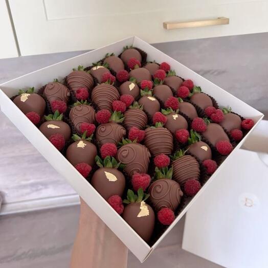 Клубника в шоколаде «Sweet moments box»