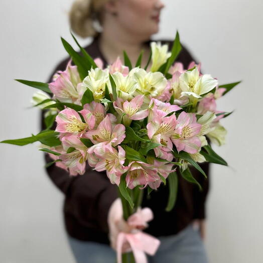 Альстромерия в букете под ленту