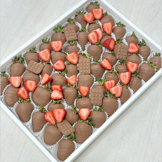 Огромный бокс из ягод