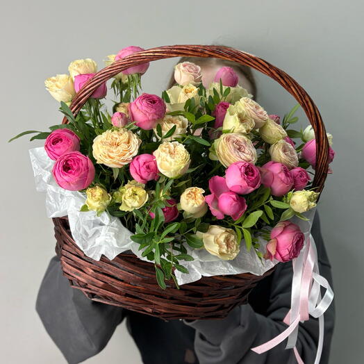 Кустовые розы в корзинке