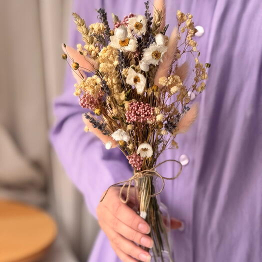 Композиция из сухоцветов и стабилизированных цветов в вазе, маме, розовый, пудровый, кремовый