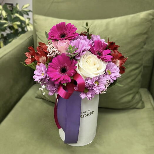 Яркая коробка с цветами