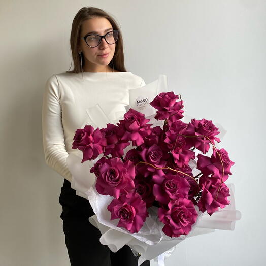 Букет из роз в ягодном оттенке М