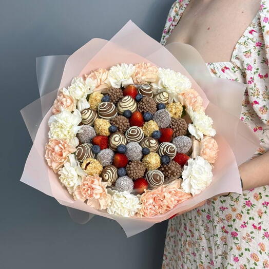 Букет из клубники в шоколаде и нежных диантусов FW572