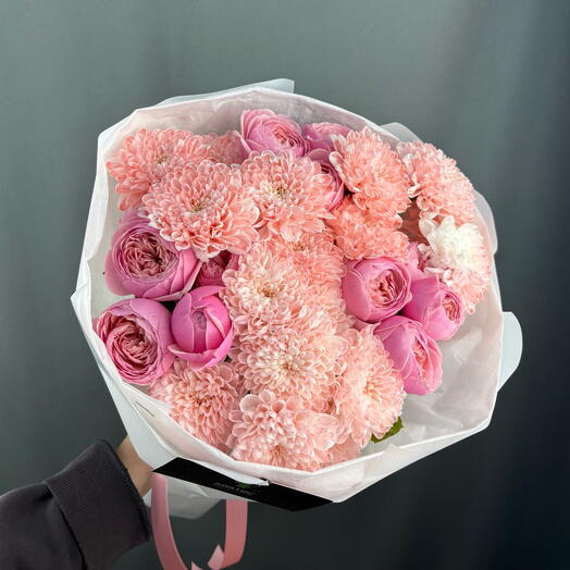 Букет из кустовой пионовидной розы и воздушной хризантемой