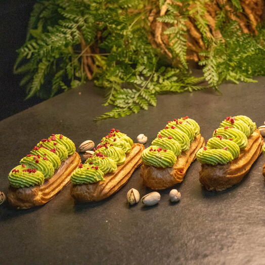 Эклеры с малиной и фисташковым кремом (5шт)