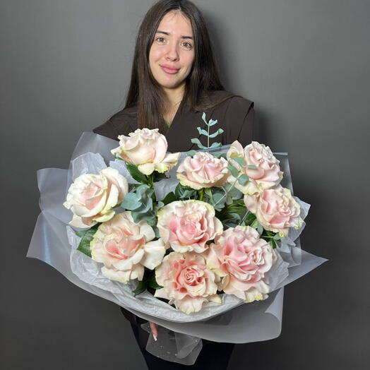 Французские розы с эвкалиптом 9 штук