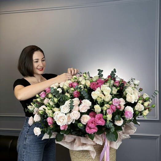 Корзина из 101 кустовой розы