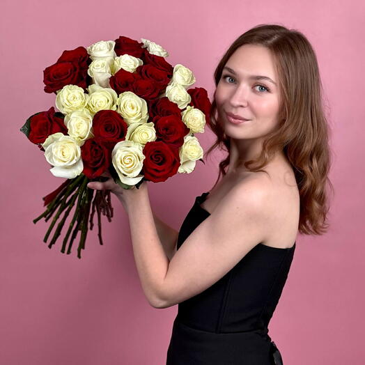 Яркий букет из 29 роз микс красно-белые