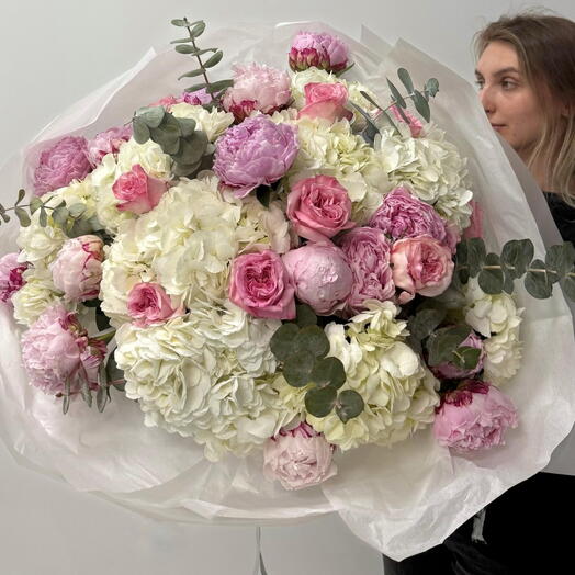 Peony Rush - peônia, hortênsia, rosa de jardim, eucalipto