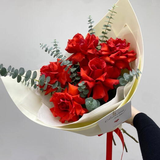 5 ажурных роз с эвкалиптом