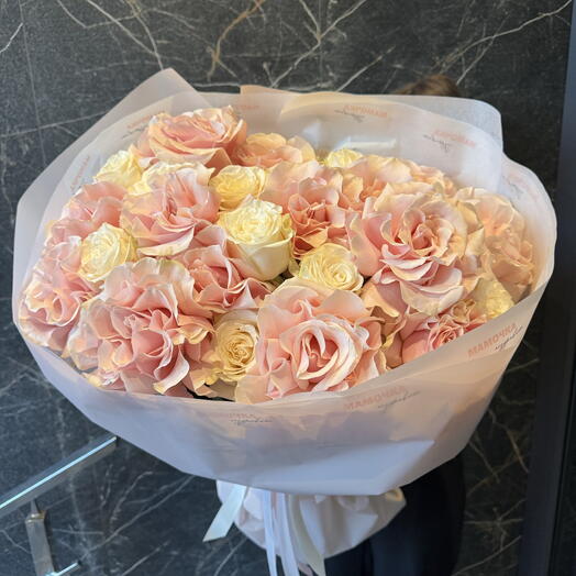 Французские розы с белыми розами