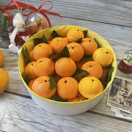 Зефирные мандарины в круглой коробке на Новый год