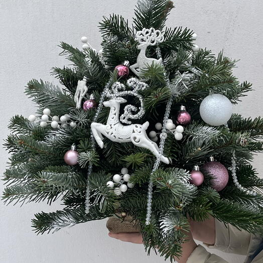 Елочка из нобилиса с бусами и оленями