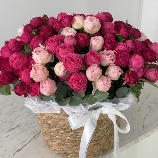 Корзина с кустовыми пионовидными розами Малиновое чудо