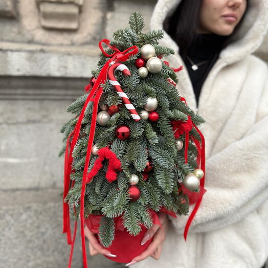 Шикарная Новогодняя ёлка из нобилиса, украшенная новогодними игрушками и бархатными ленточками