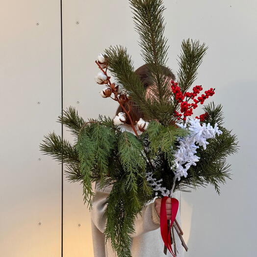 Зимний букет с ароматной хвоей, ягодами илекса и веткой хлопка