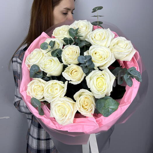 15 белых роз с эвкалиптом
