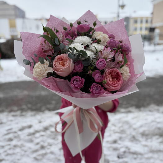 Букет «Поэма» из пионовидных роз Пинк, кустовых роз, альстромерий, диантусов, хризантем и эвкалипта