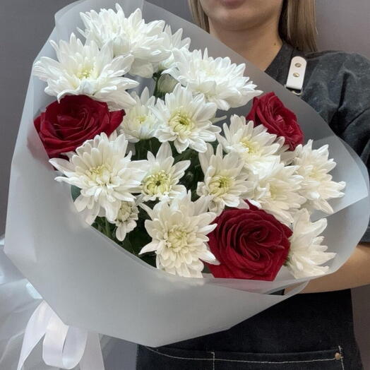 Букет из белых хризантем с красными розами