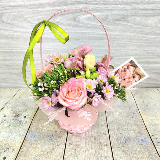 Корзина с розовыми розами, альстромериями и эустомой
