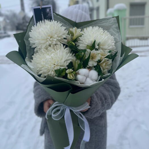 Букет из одноголовых хризантем с хлопком