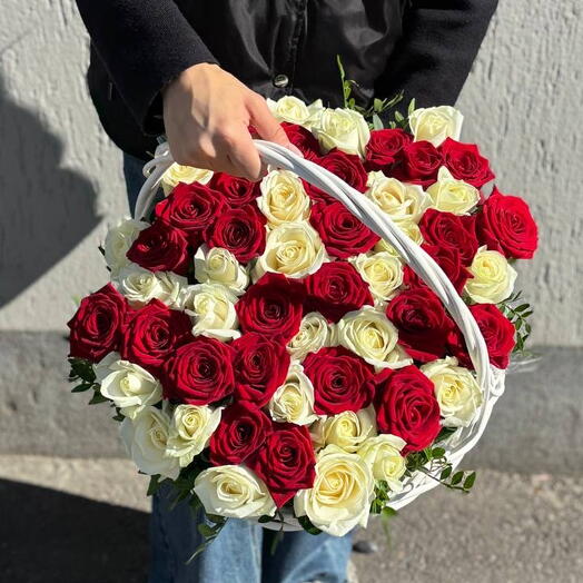 55 Микс красных и белых роз в корзине ️‍🔥