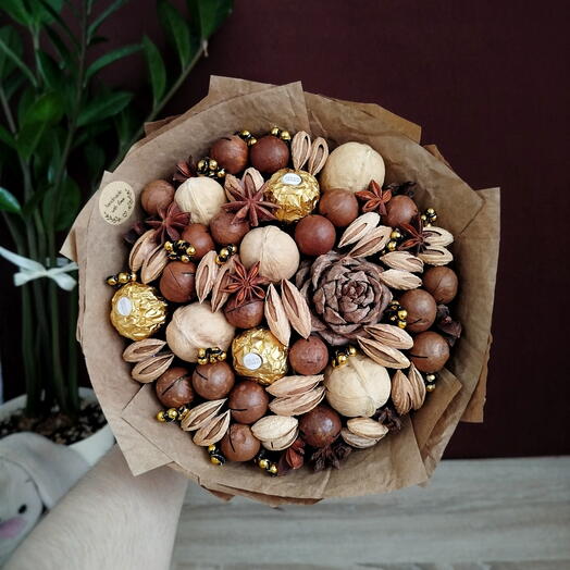 Строгий ореховый букет с конфетами Ferrero Rocher и кедровой шишкой (S)