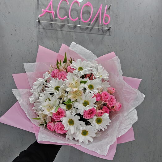 Букет из кустовых пионовидных роз Супер Сенсейшн, альстромерий и хризантем